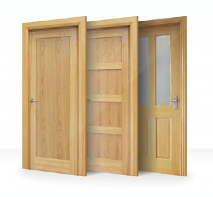Puertas de madera sólida vs puertas de madera con cristal